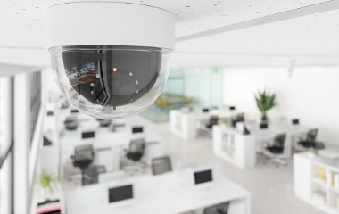 Camera verwerkt het plafond van een bedrijfspand geeft veilig gevoel aan medewerkers