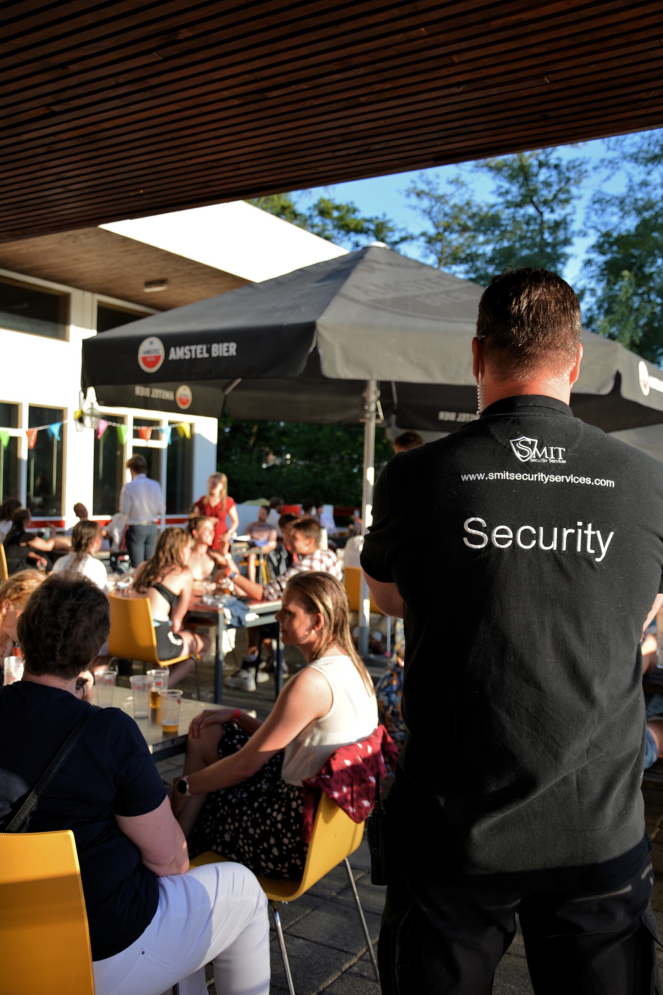 Evenementen beveiliging, bewaker Smit Security bij restaurant