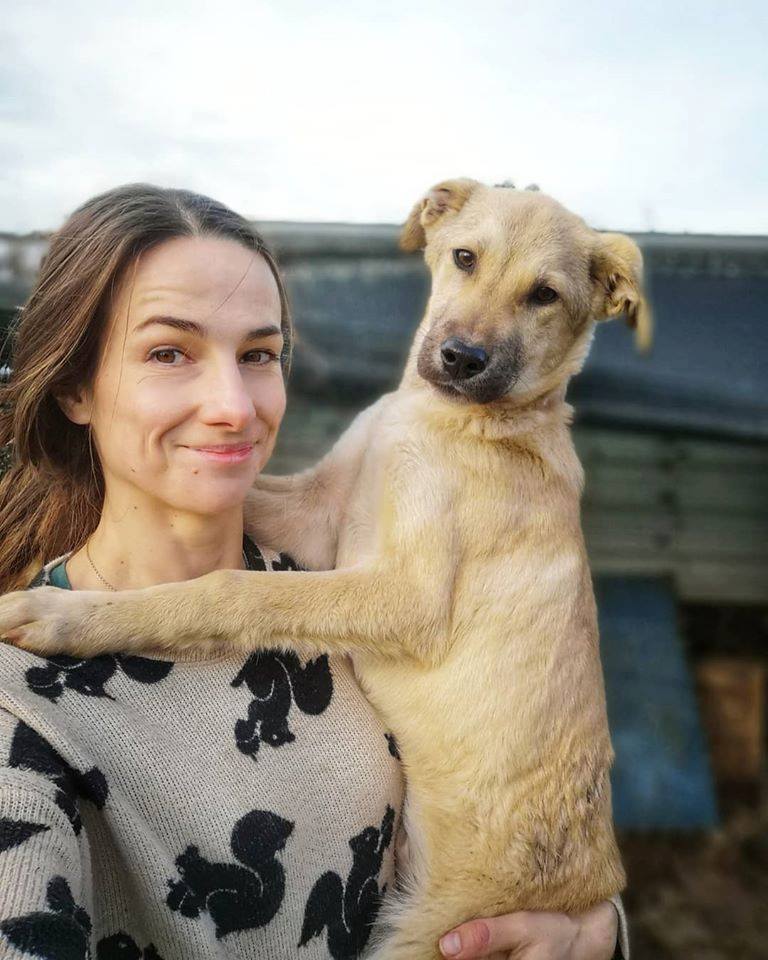 Portret van vrouw en hond, blij met sponsor Smit Security Services