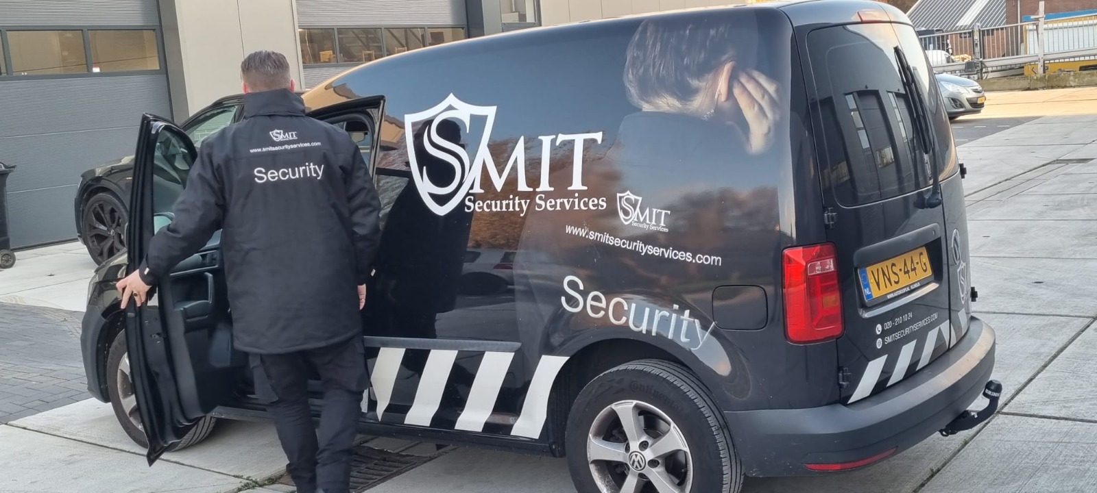 Beveiliger houdt toezicht in voertuig van Smit Security Services