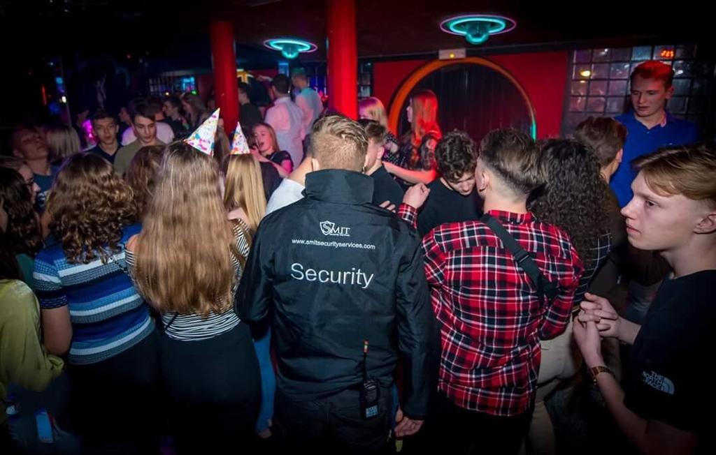 Bewaker Smit Security evenementen beveiliging in discotheek