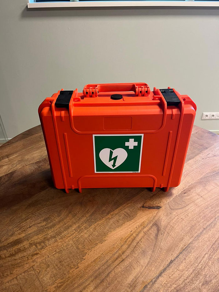 Gesloten AED doos op houten tafel
